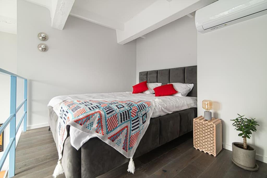 Brand-new & Stylish Loft In Hip District - Uptown Butas *